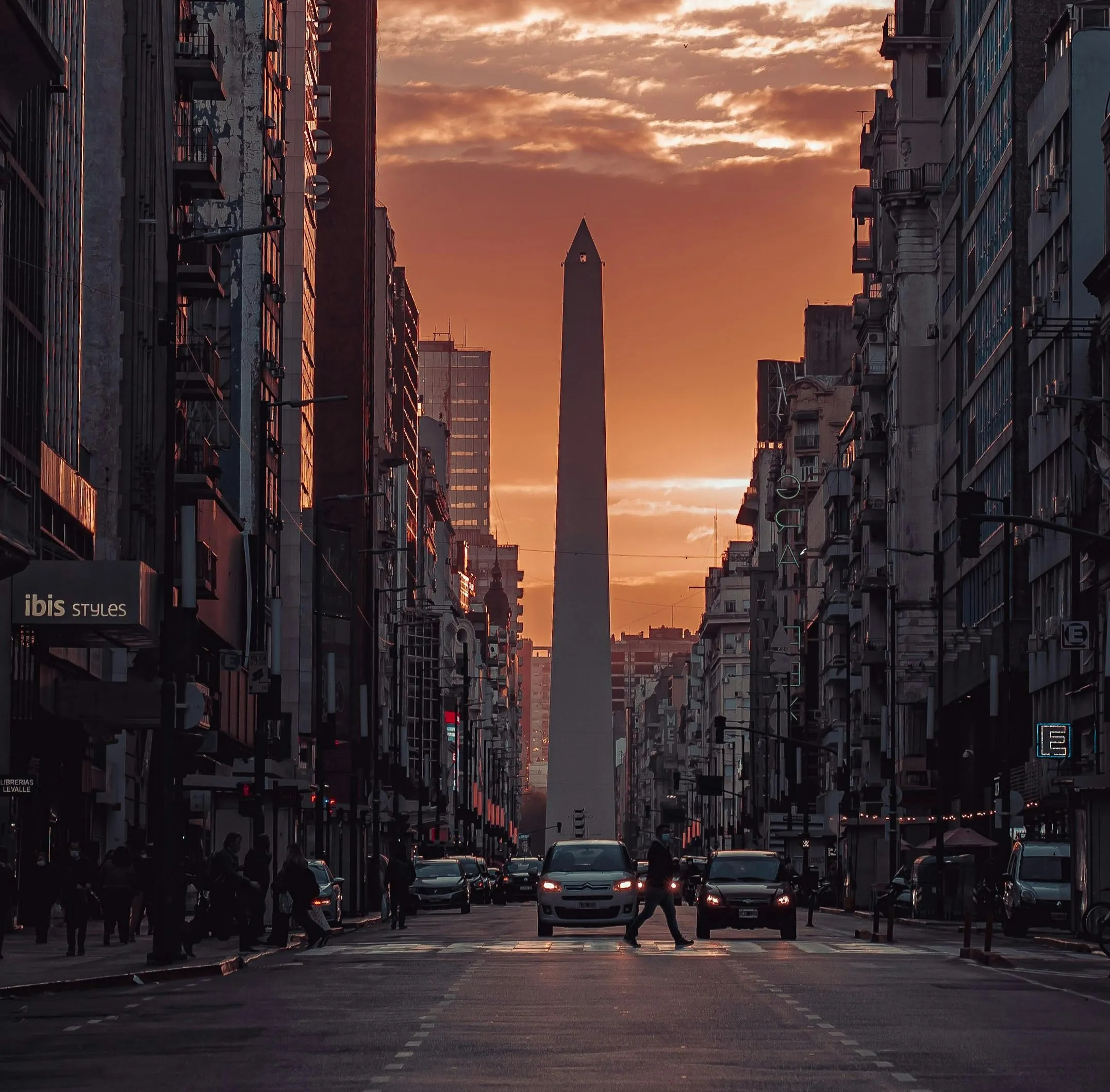 Emprendedor con visión de futuro planificando retiro y crecimiento financiero