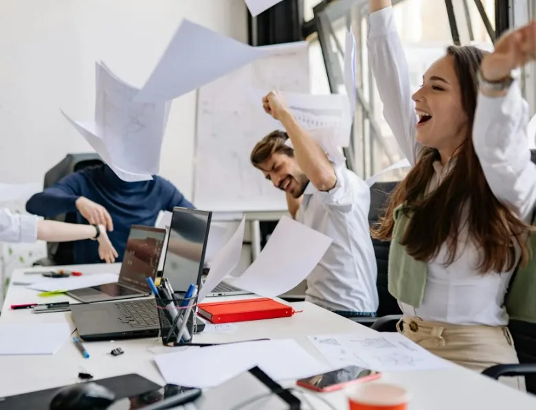 Persona alcanzando objetivos financieros con planificación de seguros y ahorro